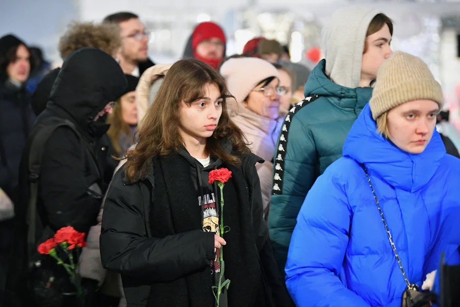 Navalnıy'nın anısına Solovetski Taşı'na çiçek bıraktılar