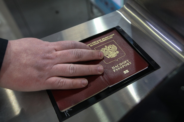 Rusya'da yeni pasaportlarda 'ters 1 ve 7' baş ağrıtıyor
