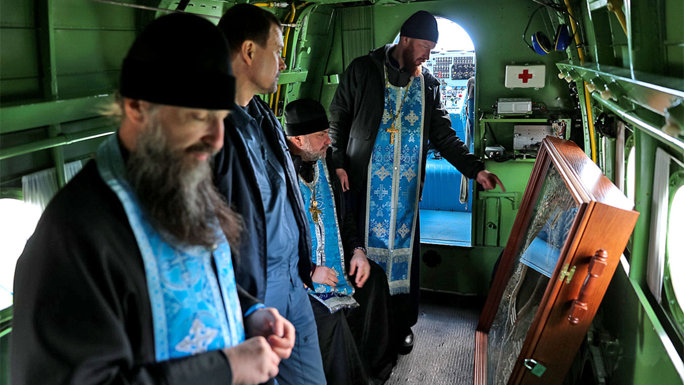 Rus din adamları sele karşı ikona uçurdu